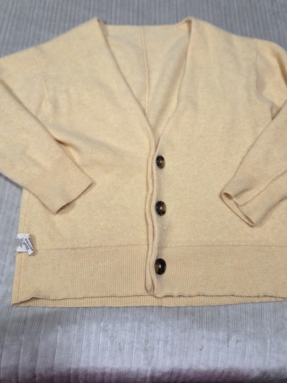 Free People Pale Yellow V-Neck 100% cashmere